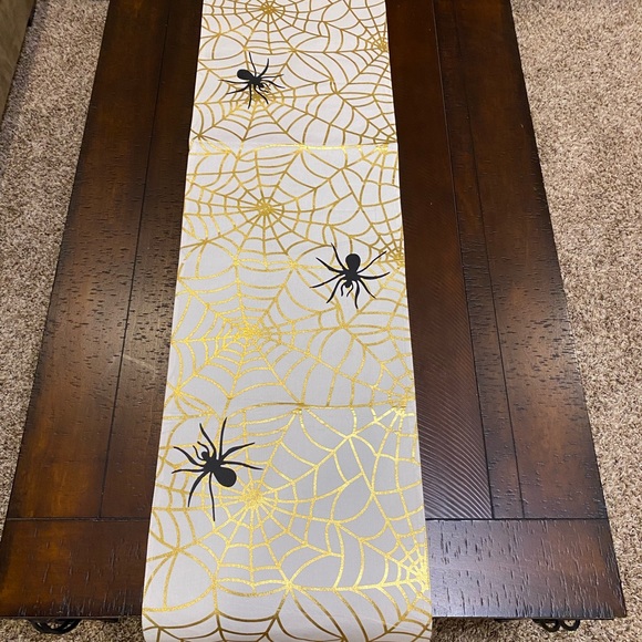 73” BLACK, WHITE & GOLD SPIDERWEB TABLERUNNER - Picture 1 of 6